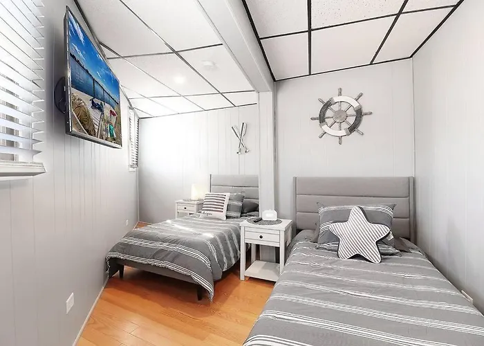 Chain O' Lakes Penthouse With Access Apartment